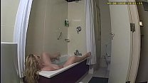 Moglie beccata su spycam mentre giocava con se stessa nel bagno dell'hotel