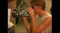 金髪の男は隣人に新しいアパートに引っ越した後、壁の棚を立てるのを手伝ってくれるように頼んだが、彼らはカメラレコーダーを見つけて、両性愛の映画を撮ることに決めた