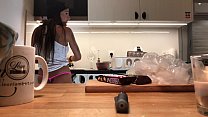 La giovane moglie amatoriale lava i piatti quando la videocamera del voyeur è accesa