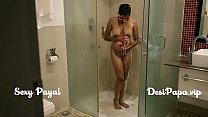 Desi menina sul da Índia jovem bhabhi Payal no banheiro tomando banho e se masturbando
