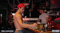 El bar está cerca y (Dirk Caber, Kurtis Wolfe, Nate Grimes, Jaxx Thanatos) comienzan a follar - Men.com