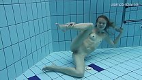 Kleine Titten zierliche Teen Clara unter Wasser