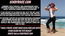 Pirata anal Sindy Rose arruina su culo con un consolador enorme en la playa