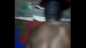 Kenianischer Junge bekommt einen großen Schwanz i