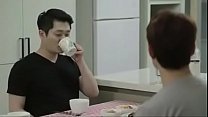 La matrigna coreana scopa con il figliastro in cucina quando è accanto