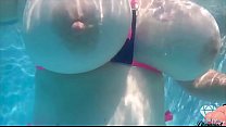 PAWG Marcy Diamond schüttelt ihre Titten und twerks ihren massiven Arsch unter Wasser