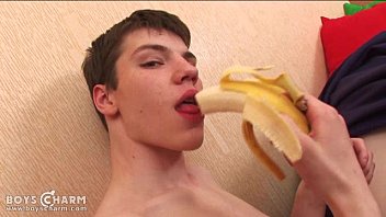 Twink teaser pela un plátano y le golpea la carne