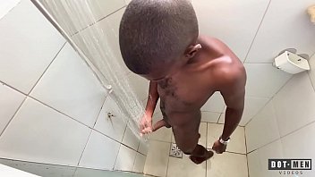 シャワーを浴びているロルド黒人の男