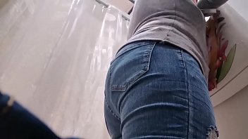 Votre maman italienne salope essaie un jean tout en portant un plug anal dans le cul