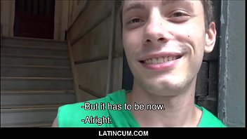 Chico latino amateur pagó en efectivo para follar a dos hombres heterosexuales en un edificio abandonado