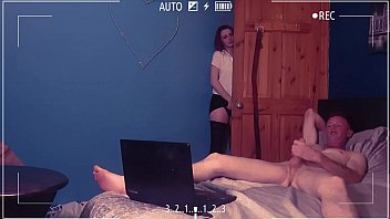 Scarlett surprise en train d'espionner Felix en train de se masturber