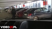 Une étudiante fait une pipe en voiture sur le parking d'un centre commercial