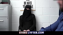 Falso musulmano che indossa l'hijab beccato e scopato duramente