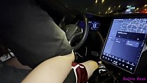 Сексуальная симпатичная миниатюрная тинка Бейли Бэйс трахается на свидании из тиндера в своей Tesla во время вождения - 4k