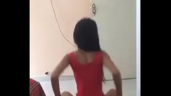 Gabriela dançando funk de vestido 2