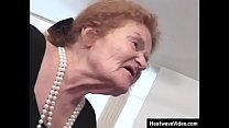 Bardzo stara kobieta na wózku inwalidzkim wciąż jest napalona