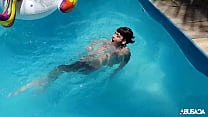 Chica traviesa jugando en la piscina - Candy Crush Brasil