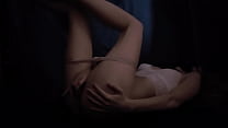 Actuación erótica seductora. Hermosa modelo de webcam de arte hace una masturbación orgásmica cariñosa.