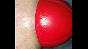 Un enorme pallone da calcio largo 12 cm nel mio culo allungato, guardalo scivolare fuori da vicino.