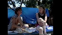 Dos lesbianas cachondas se desnudan cerca de la piscina y se follan los coños y los agujeros anales con consoladores enormes