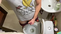 Il giovane ragazzo masturba un cazzo nella toilette del suo vicino AHAH