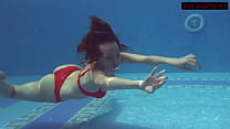 La brune aux gros seins Mia Ferrari nage dans la piscine