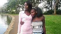 Encontro sexual secreto de amantes lésbicas africanas no banheiro