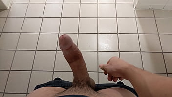 Würdest du mir auf der öffentlichen Toilette beim Abspritzen zusehen?