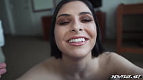 Kaitlyn Katsaros muestra su cuerpo sexy mientras recibe una bofetada