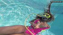 La carina adolescente Irina Poplavok nuota nuda sott'acqua