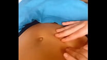 Courte vidéo de Morgane Miller chatouillée sur le ventre.