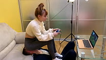 Gamer Girl Kira en leggings gris utilise son esclave de chaise tout en jouant pendant un facesitting de poids plein (aperçu)