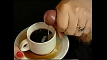 ragazza che fa un lavoro con la mano Crema da caffè