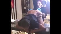 Anitta tatuándose el cu no