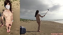 Crossdresser IJUIN Maki marchant sur la plage un jour venteux
