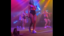 Anitta cantando e dançando a música "Ginza"