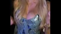 Charlotte Flair mostrando seus peitos