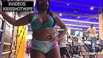 Kriss Hotwife trainiert im Fitnessstudio in Shorts und einem köstlichen Kamelbein