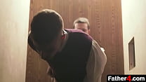 Un garçon catholique convainc son meilleur ami de jouer dans la cabine de confession