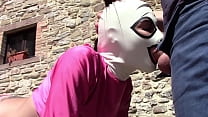 Лаура на каблуках модель сводная сестра в сексуальной одежде и белой маске берет член в рот и кончает в рот. розовый наряд в минете на улице и оральный кримпай
