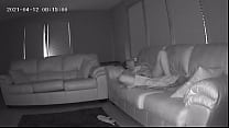 Belle-soeur surprise en train de se masturber sur mon canapé Houseitting Caméra cachée