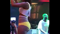 Anitta dançando "Deu Onda" do Mc G15