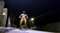 Spandex-Muskelmann wichst auf einer öffentlichen Straße