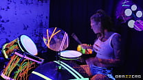 Bang The Drummer / Brazzers, полный трейлер с сайта http://zzfull.com/drumm