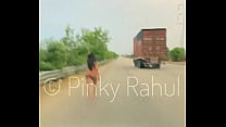 Pinky Naked wagen es auf indischen Autobahnen