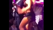 Anitta balla sul palco al ritmo della canzone "Popa da bunda"