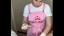 La maîtresse d'épilation la plus chaude de la Russie, SugarNadya, montre comment faire Deep Bikini Men Comment s'épiler un pénis