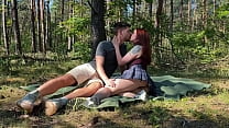 Sesso di coppia in pubblico durante un picnic nel parco KleoModel