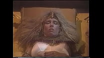 Der erfahrene Hohepriester des Gottes Osiris, der Herrscher der anderen Seite, ruft seinen Träger auf, die verlorene Seele der schönen ägyptischen Königin (Victoria Paris) zurückzugeben.