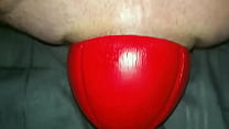 Enorme pallone da calcio rosso largo 12 cm che scivola fuori dal mio culo da vicino al rallentatore